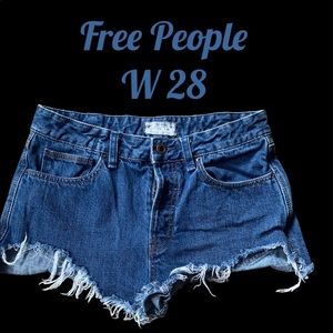FREE PEOPLE DENIM SHORTS. Size 28 w